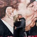 Jelena Veljača otputovala je s mužem u Berlin pa su rekreirali poznati poljubac: 'Naš je bolji'
