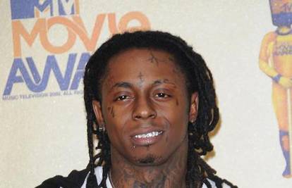 Lil Wayne razljutio Amerikance jer je gazio po njihovoj zastavi