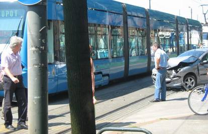 Tramvaj naletio na auto u Zagrebu, nema ozlijeđenih