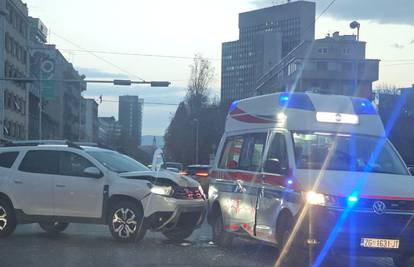 Prometna nesreća u Zagrebu: Sudarili se auto i vozilo Hitne