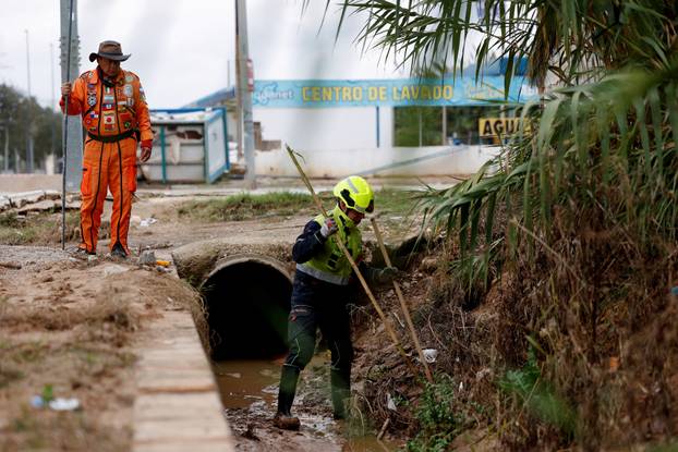 Mexico's "Topos Azteca" rescue team search for missing people after Valencia floods