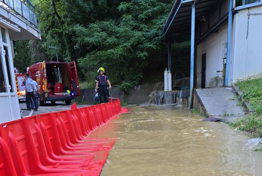 Potop u Rockfellerovoj ulici, voda se slila u podrum bolnice, dio Zagreba ostao bez vode
