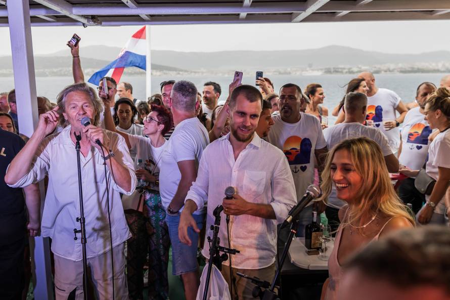 Split: Koncert u čast Oliveru Dragojeviću  na trajektu za Velu Luku