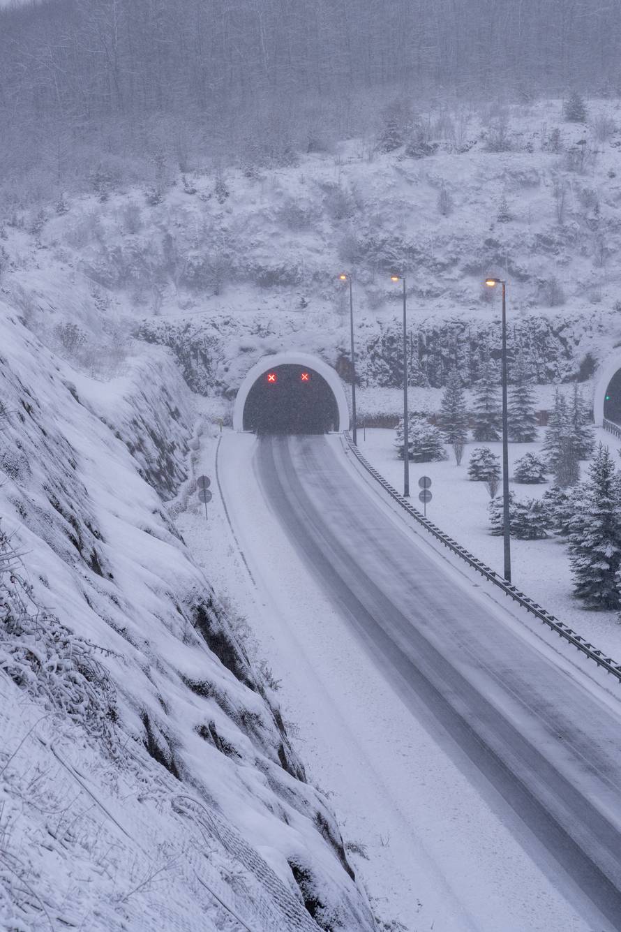 Zimski uvjeti na autocesti A1 kod čvora Otočac