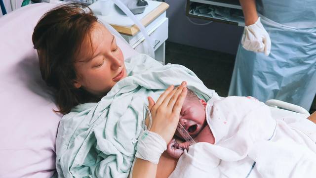 Nepotrebna odvajanja majki od novorođenčadi zbog covida-19