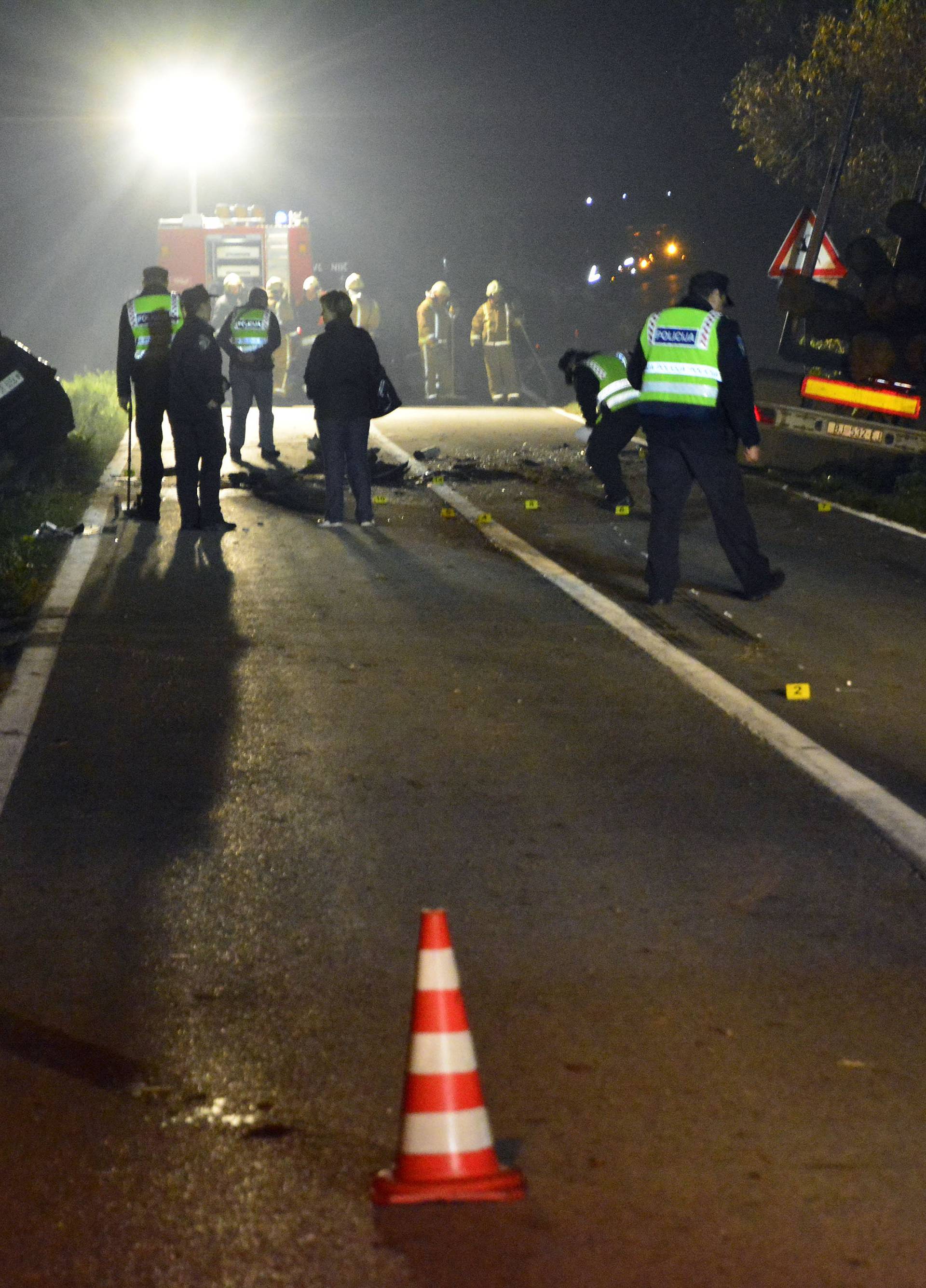 Frontalni sudar auta i kamiona: Poginuli su muškarac i žena