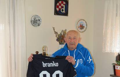 Mamići posjetili djeda Branka i donijeli mu dres s brojem 90...