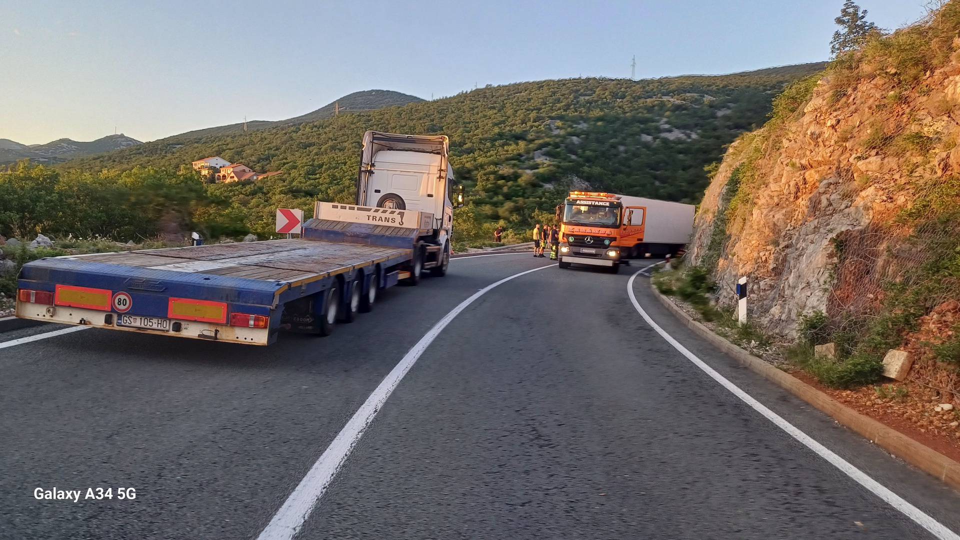 VIDEO Kamioni smrskani nakon sudara kod Klenovice, vozača helikopterom vozili u bolnicu