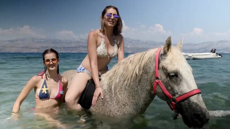 VIDEO Osvježenje na Braču kakvo još niste vidjeli: Turisti dolaze jahati konje usred mora!