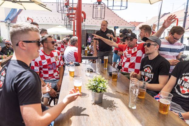 Osijek: Ususret utakmici Lige nacija između Hrvatske i Austrije, okupili se navijači