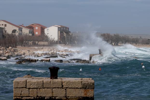 Ra&zcaron;anac: Jaka bura u Velebitskom kanalu