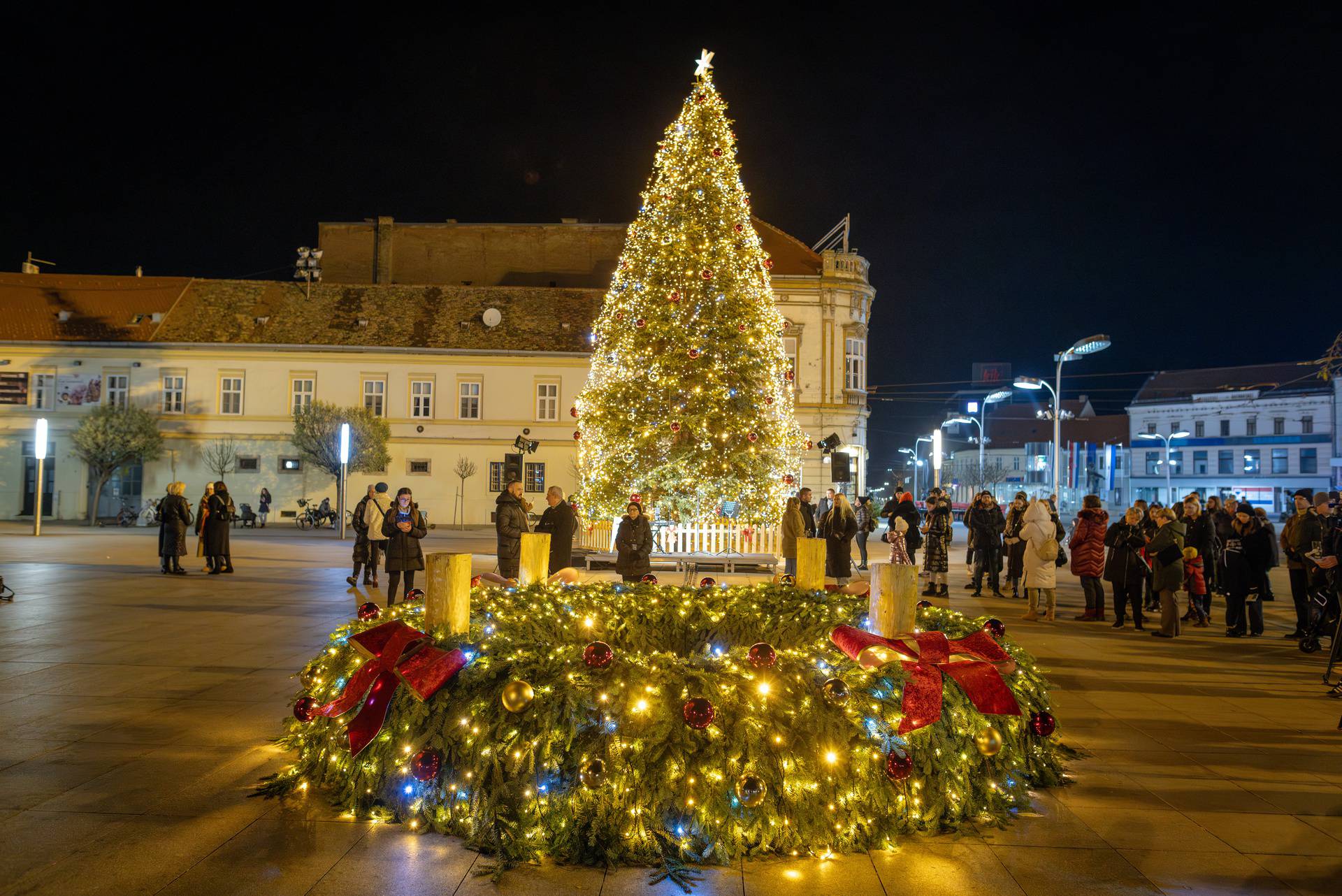 Osijek: Paljenje prve svijeće na adventskom vijencu ispred konkatedrale sv. Petra i Pavla