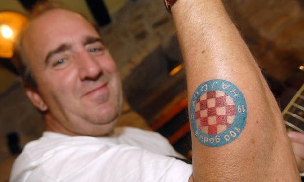 ARHIVA - 2010. Zadar: Pjeva? Mladen Grdovi? na ruci istetovirao grb Hajduka