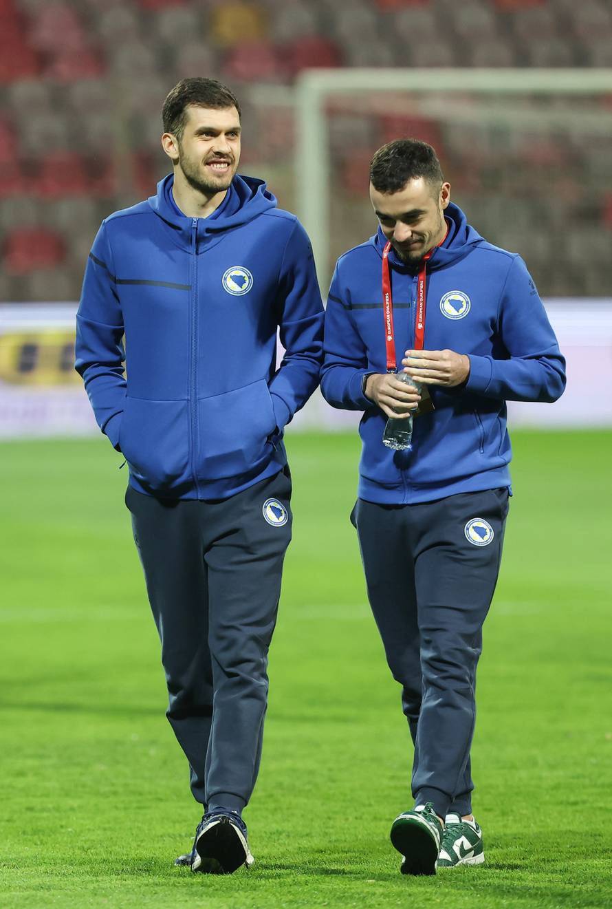 Zenica: Igrači u obilasku terena prije početka utakmice Bosna i Hercegovina - Italija