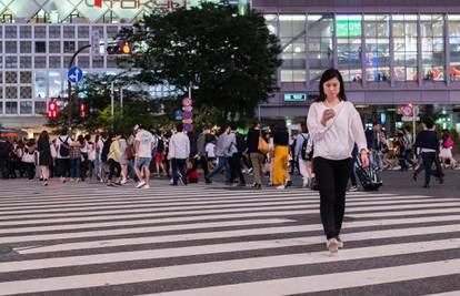 Japan prvi zabranio istodobno hodanje i gledanje u mobitel