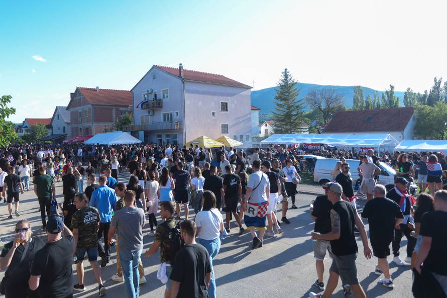 Sinj: Posjetitelji dolaze na hipodrom uoči početka Thompsonovog koncerta