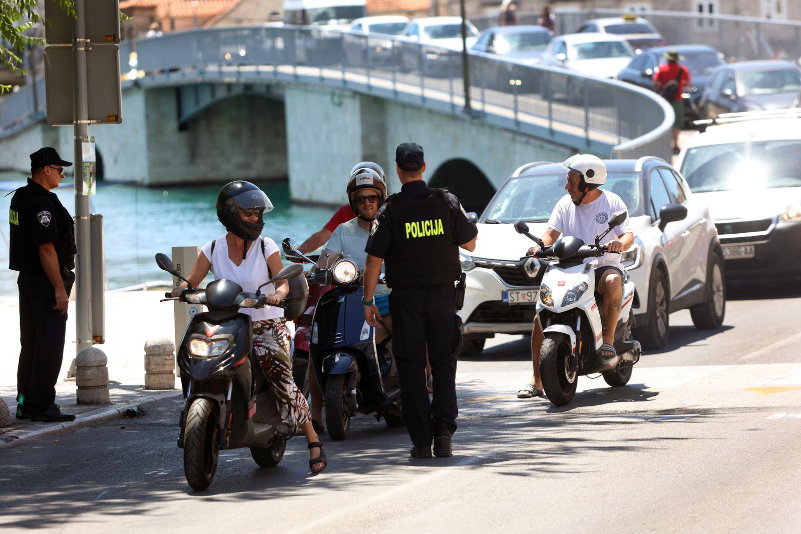 Trogir: Policijske partole blokirale su oba Čiovska mosta, pregledava se svaki automobil