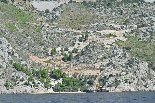 Nastavlja se rušenje bespravno izgrađenih objekata u uvali Vruja