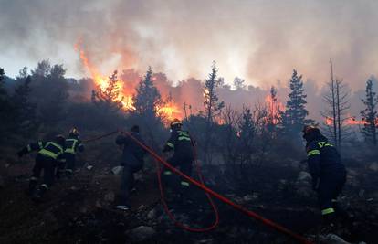 Požar  zahvatio područje blizu Atene, oštetio kuće i automobile