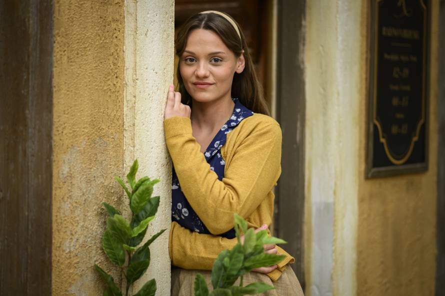 Zagreb, 07.10.2025 - Glumci RTL serije Divlje pcele poziraju na setu u studiju Jadran filma