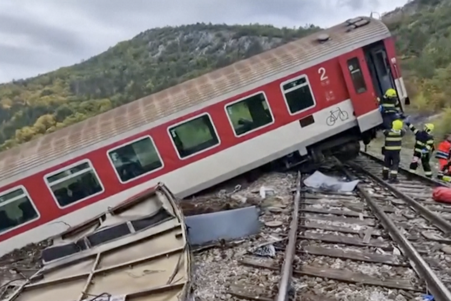 Više od 100 ozlijeđenih u sudaru vlakova u Slovačkoj: Vagon visi nad provalijom