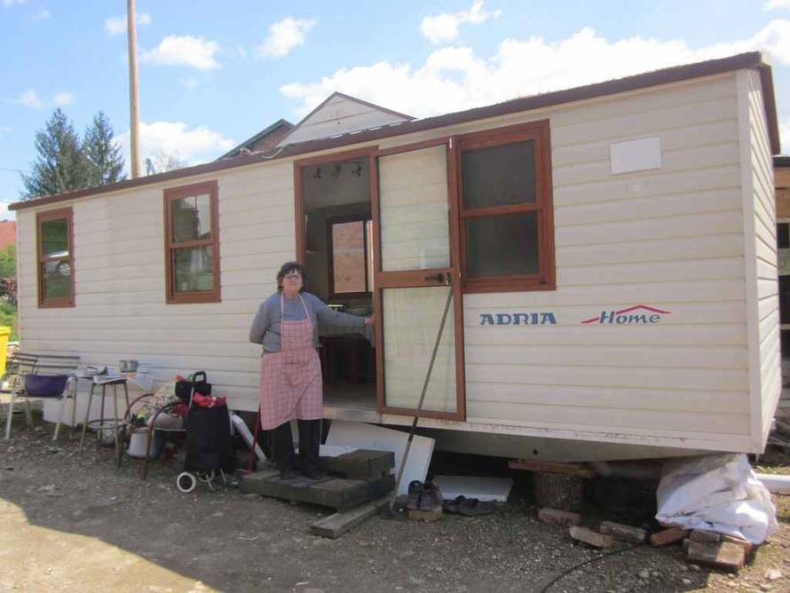 Priča iz Petrinje: Nevenka prvu noć opet na svome. Ispekla je kolače i prodaje ih na tržnici