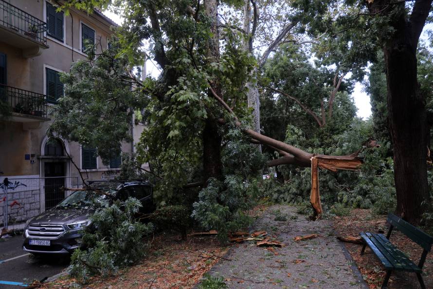 Nevrijeme poharalo Split, vatrogasci imaju pune ruke posla