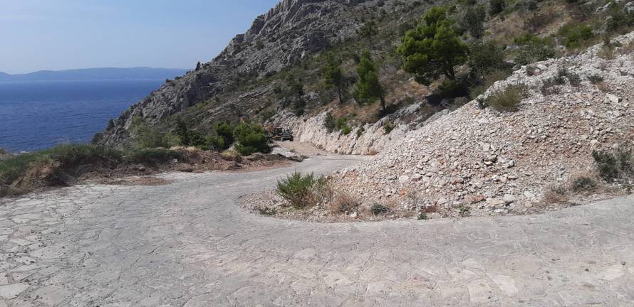 FOTO Gotovo rušenje bespravne gradnje u Vruji: Nestali jacuzzi i lukobran, ovako to sada izgleda