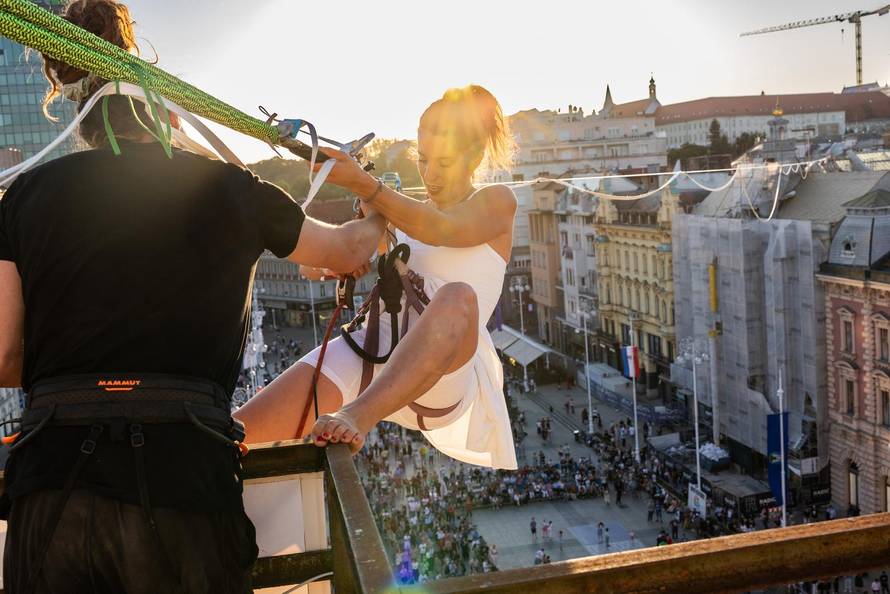Zagreb: Antonia Gašparov hodom na žici privukla poglede prolaznika