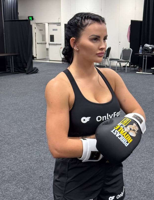 Iz trkaćih automobila prebacila se na OnlyFans i 'diže' milijune