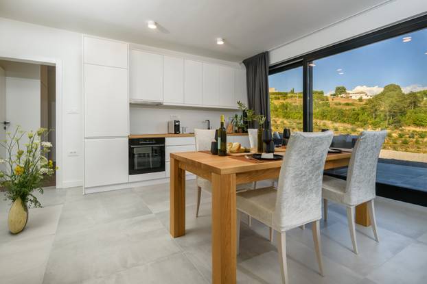 Ova istarska ljepotica među 1000 maslina ima pogled na jezero koji obara s nogu