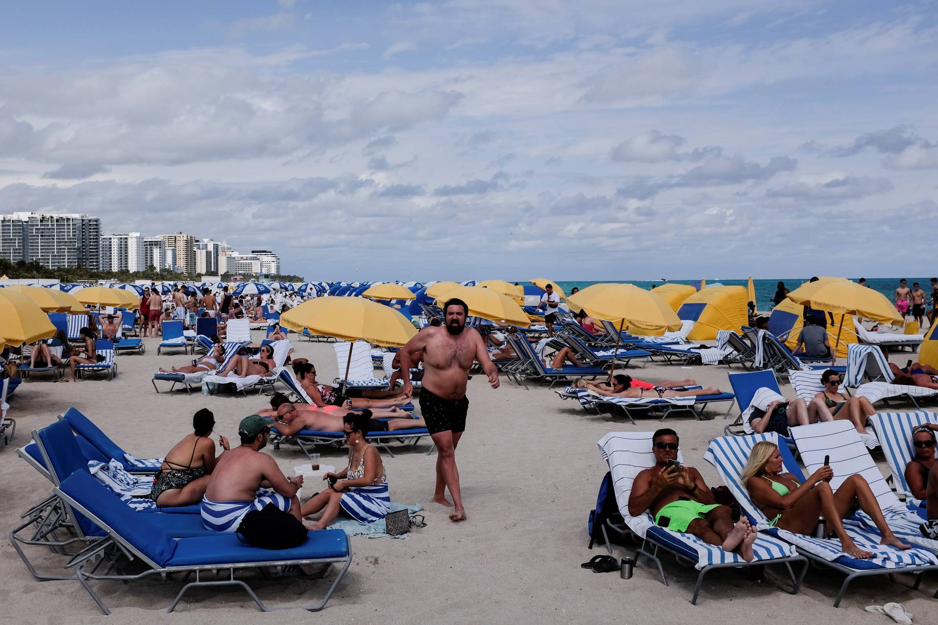 Despite COVID risks, spring breakers flock to South Florida