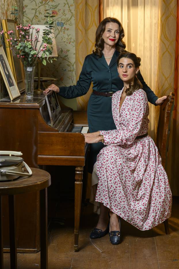 Zagreb, 07.10.2025 - Glumci RTL serije Divlje pcele poziraju na setu u studiju Jadran filma