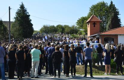 Zajedno i u smrti: Dvije Sare pokopali u zajedničkoj grobnici