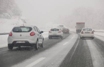Oprez: Na cestama još zimski uvjeti, moguća je ledena kiša