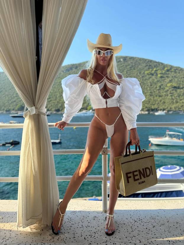 Karleuša objavila fotku: Ovdje imam 14 godina. Lagala sam  da je 18 da mogu na izbor za miss!