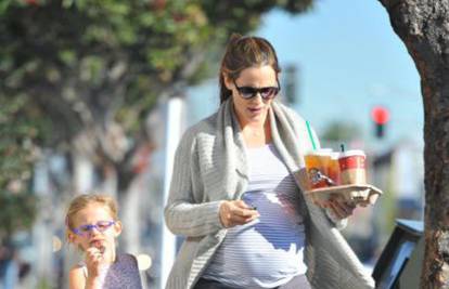 Trbuh do zuba: Garner  s kćeri 'dojurila' po kavu u Starbucks