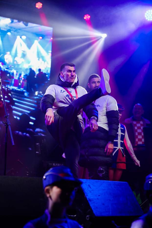 Zadar: Dominik Livaković i Martin Erlića potpisali lopte te ih ispucali u okupljene navijače