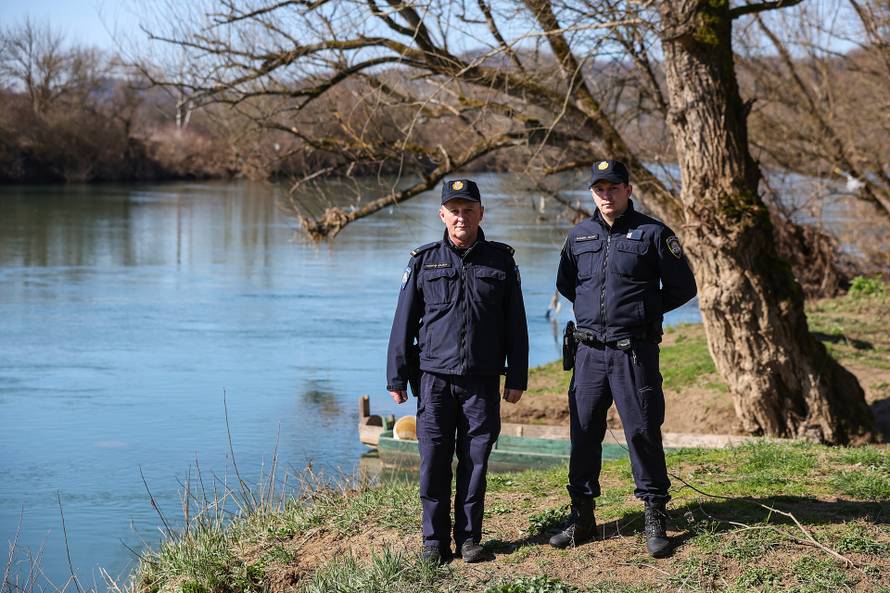 24sata Hrvatska Kostajnica: Policajci koji su prvi pronašli migrante koji su spašeni iz rijeke Une