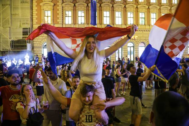 Zagreb: Slavlje navijača na trgu nakon pobjede Hrvatske