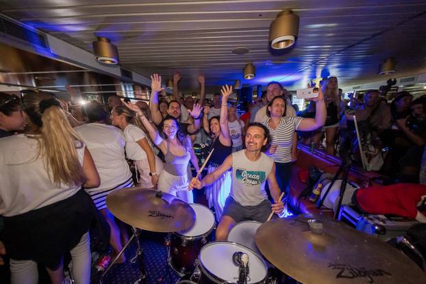 Split: Atmosfera na trajektu koji vozi na koncert Trag u beskraju