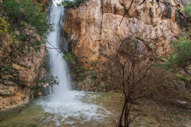 Makarska: Zbog obilnih kiša na plaži Nugal ponovno se pojavio slap