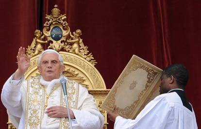 Papa skoro pao s balkona uoči svog uskrsnog govora