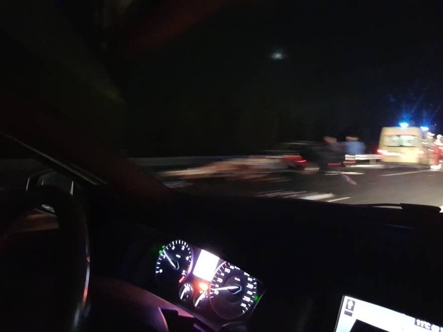 Auto i kamper sudarili se kod Okučana, troje ljudi u bolnici