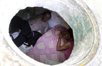 Već 22 godine: Bračni par sa svojim psom živi u kanalizaciji