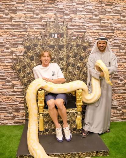 FOTO Luka Modrić uživa na odmoru u Dubaiju: Hranio je tigra i pozirao s pitonom...