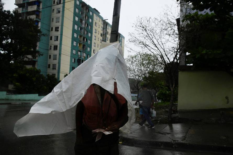 High seas and strong winds batter eastern Cuba