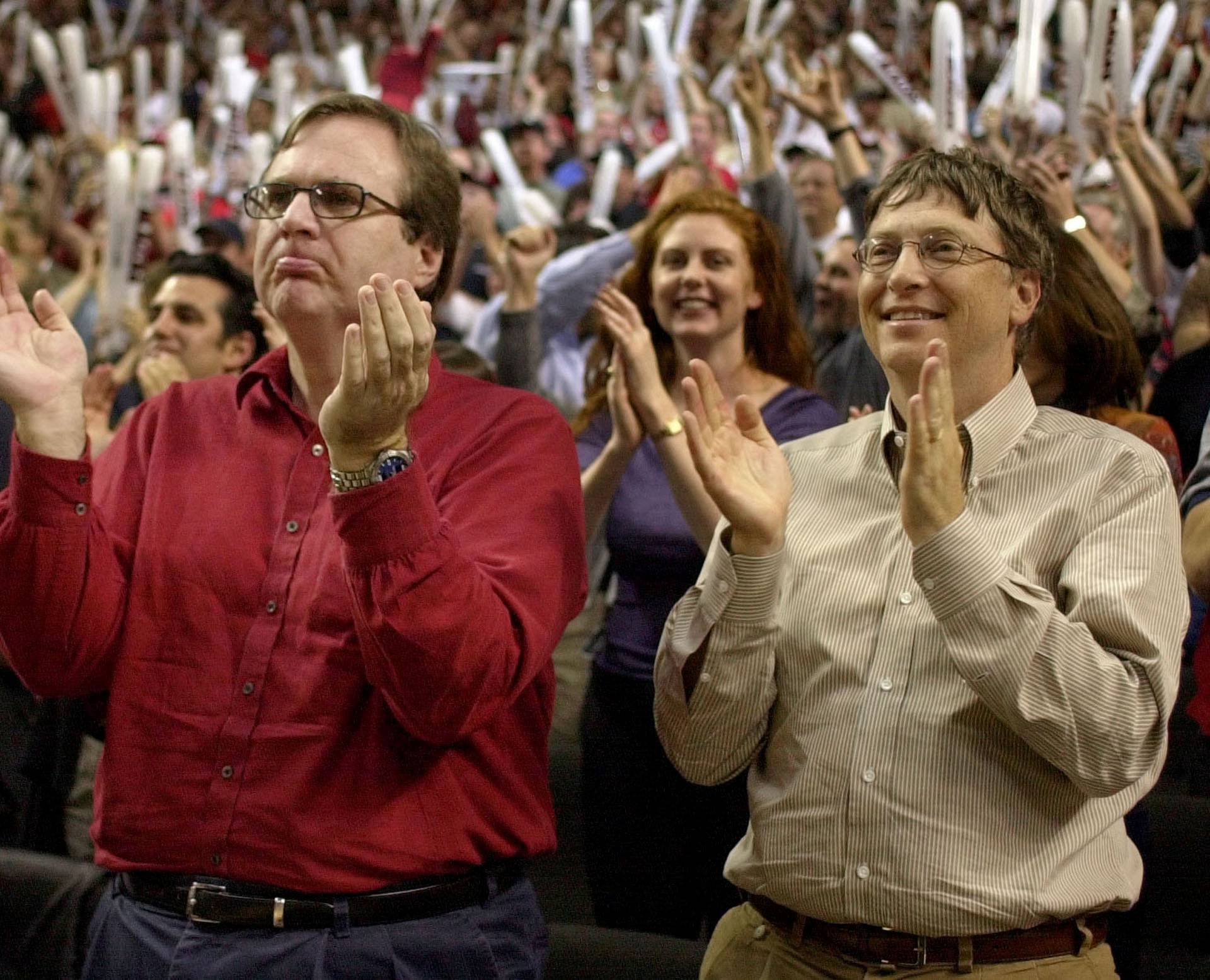 FILE PHOTO: Microsoft President Bill Gates and Portland Trail Blazers owner Paul Allen cheer from courtside