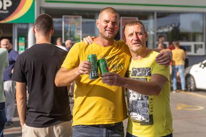 FOTO Gužva na benzinskoj, ali ne zbog goriva! Navijači pohrlili ugrabiti ulaznicu za 'vatrene'