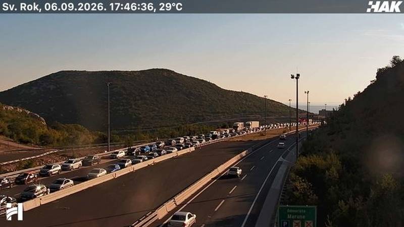 Zapalio se auto u tunelu Sveti Rok. Prekinuli promet u smjeru Zagreba! Nastala je kolona...